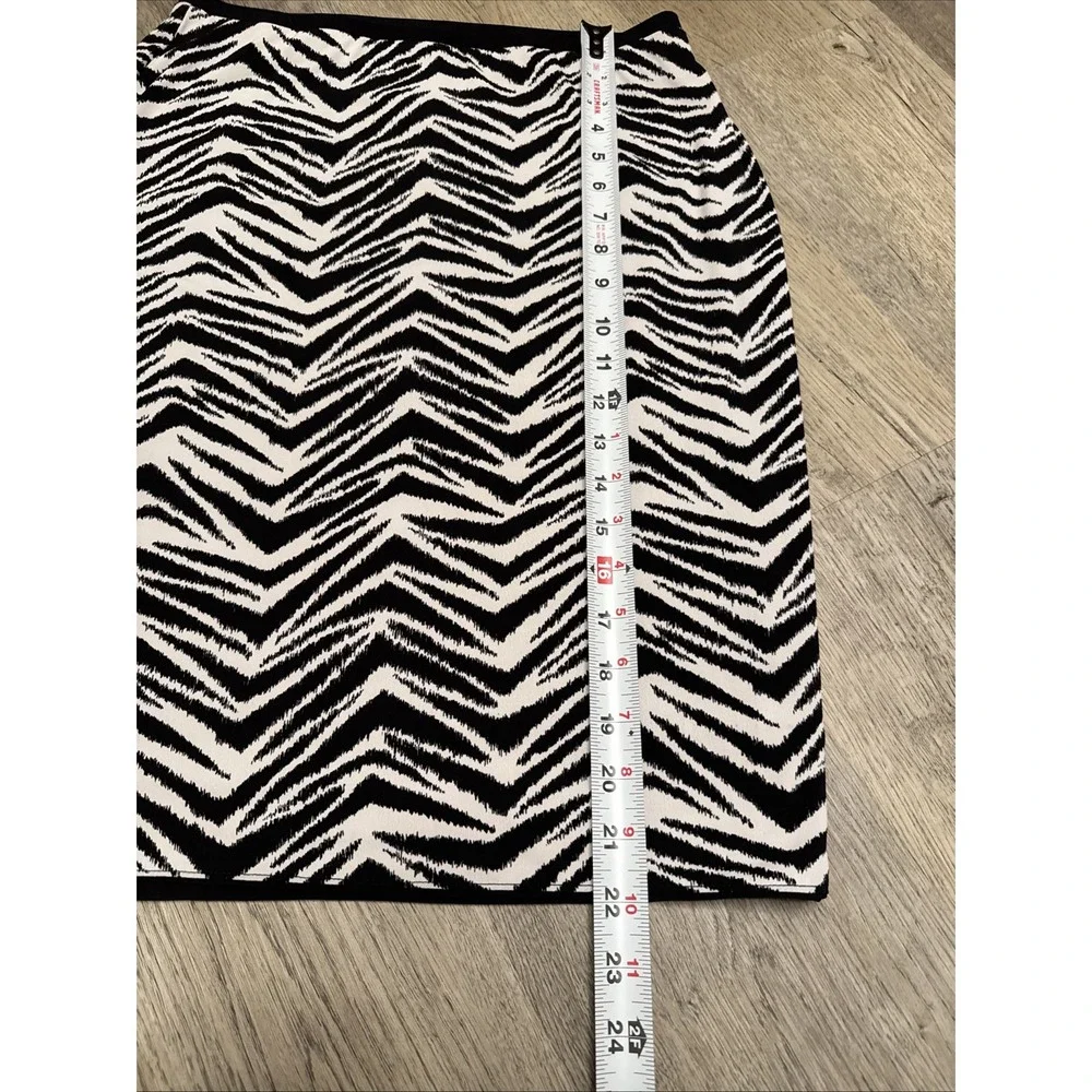 White House Black‎ Market Stretchy Black White Skirt size Small